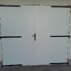 Porte de garage forme volets battants PVC