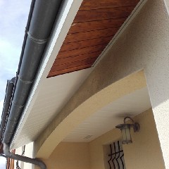 Rénovation : dessous de toit PVC blanc sur lambris bois