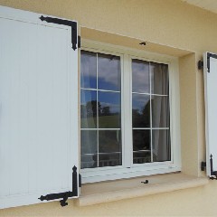 Fenêtre en aluminium et volets à cadres PVC