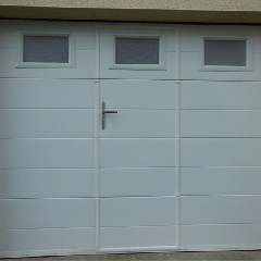 Porte de garage sectionnelle avec portillon de service